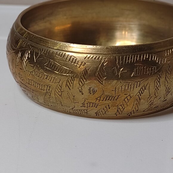 Vintage 8 Inch Gold Tone Metal Bangle - Picture 5 of 9